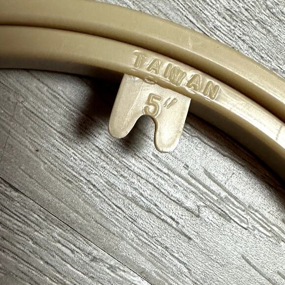 Lot of 2 Vintage 5" Plastic Embroidery Hoops Taiwan Beige Needepoint - Picture 3 of 4